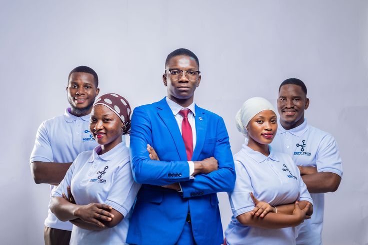 Équipe POPY TECH construisant des solutions numériques africaines